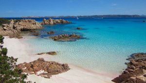 Sardegna, restituisce sabbia della Spiaggia Rosa dopo 50 anni