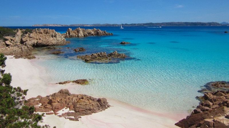 Sardegna, restituisce sabbia della Spiaggia Rosa dopo 50 anni