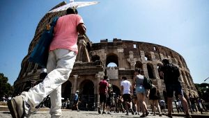 Roma, usa drone e lo fa cadere nel Colosseo: turista denunciato