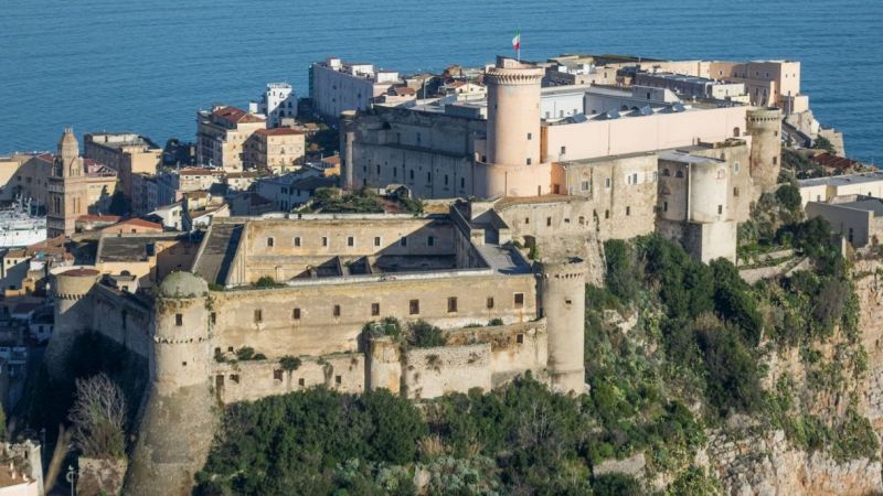 Gaeta medievale, Latina