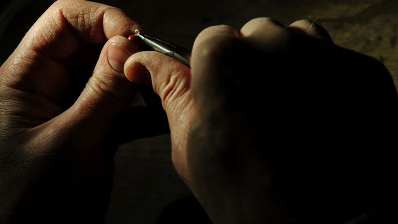 Fendi sceglie l'ultimo maestro siciliano del corallo