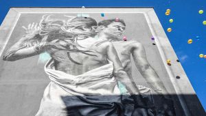 A Roma un nuovo murale mangia lo smog e celebra l'amore LGBTQ+
