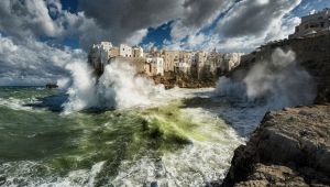 Polignano fa il giro del mondo grazie al suo mare in tempesta