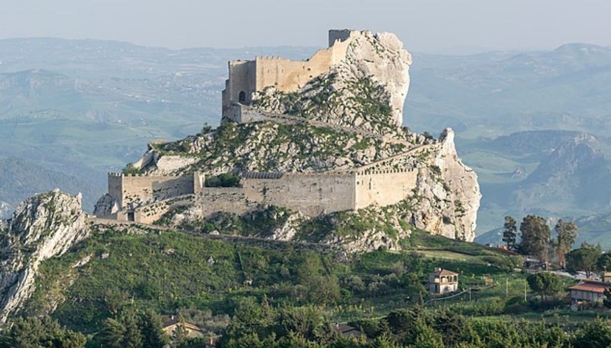 La storia da favola di Sebastiano e il Castello di Mussomeli