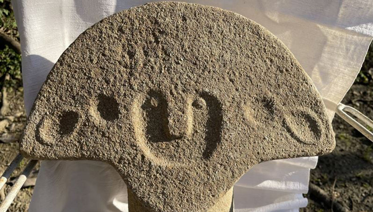 ritrovata una stele di 5000 anni fa sulla via Francigena