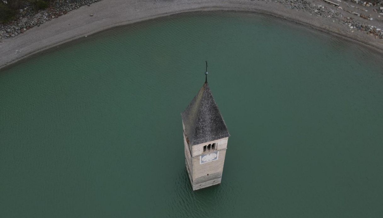 Dal Lago di Resia riaffiora Curon, il leggendario borgo sommerso
