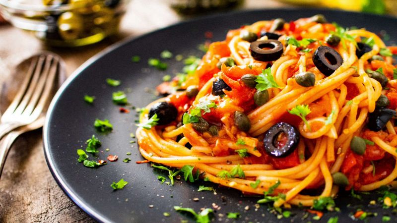 Pasta alla puttanesca, scoppia il caso internazionale: è bufera