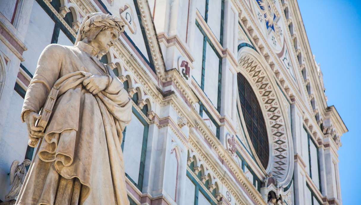La statua di Dante in Piazza Santa Croce