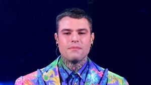 Fedez diventa una statua