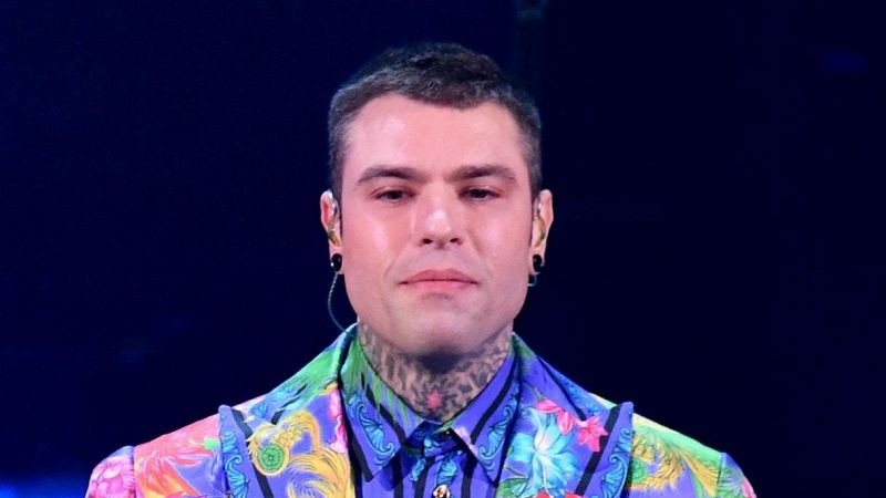 Fedez diventa una statua