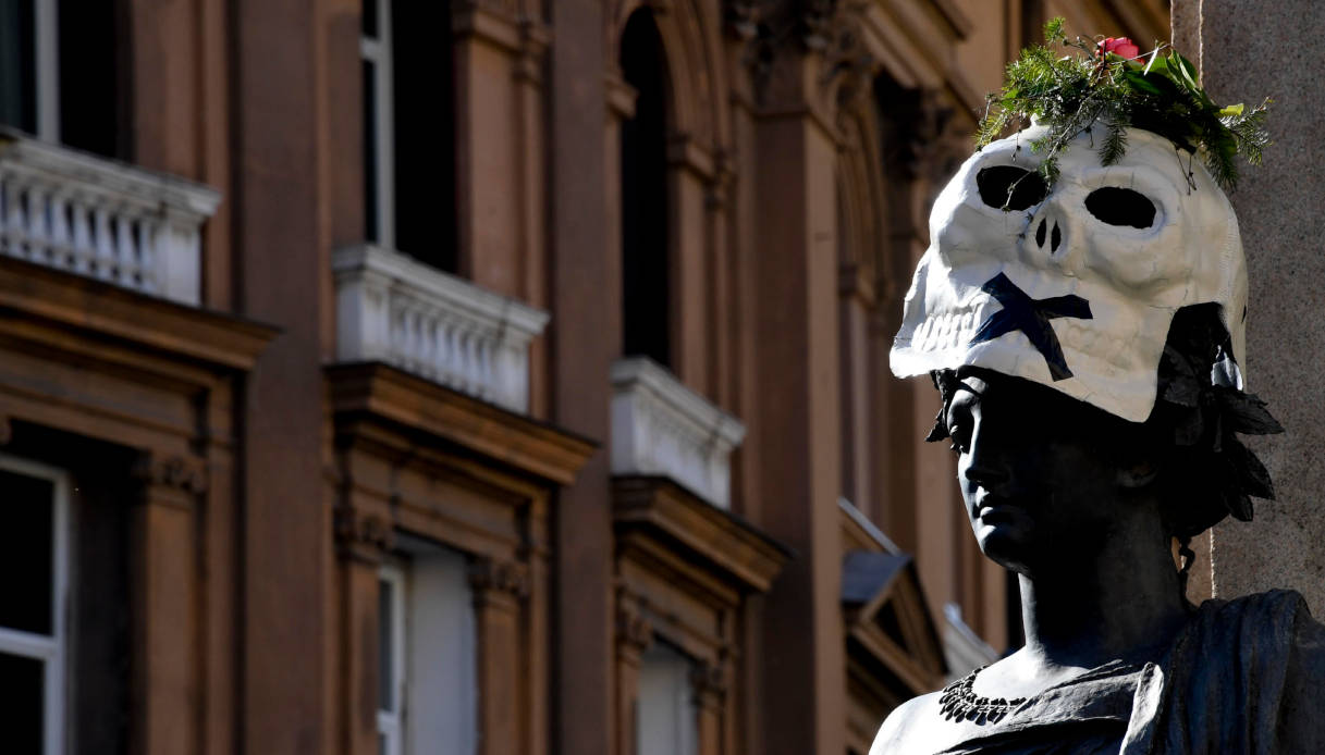 Maschere con teschio sulle statue italiane: cosa c'è dietro