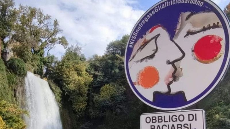 Cartello obbligo di baciarsi a Isola Liri