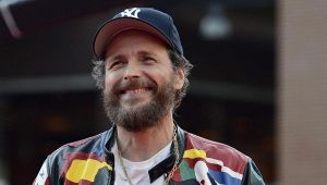 Jovanotti regala frutta a Milano