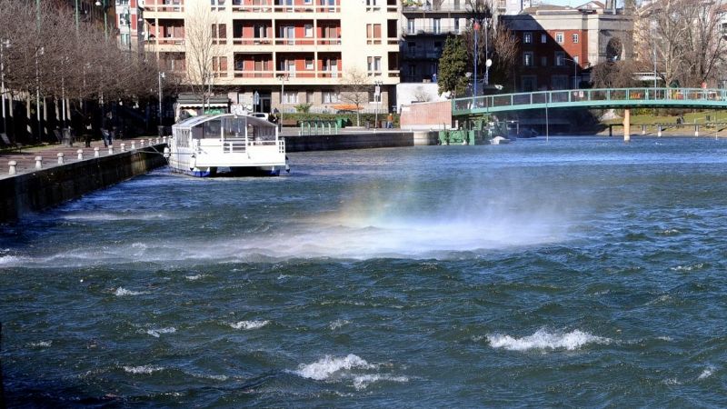 Vento a Milano: mini tsunami alla Darsena