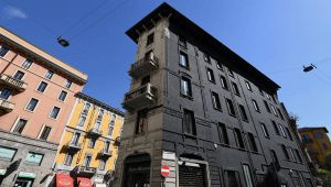 Polemiche per l'hotel nero di Milano