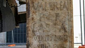 La scritta sulla giovanissima Valeria