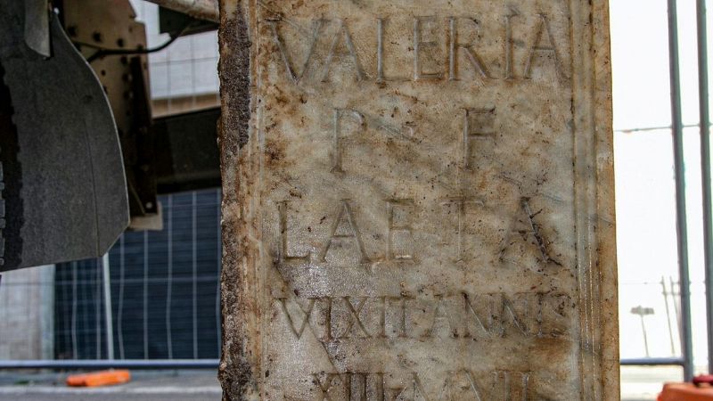 La scritta sulla giovanissima Valeria