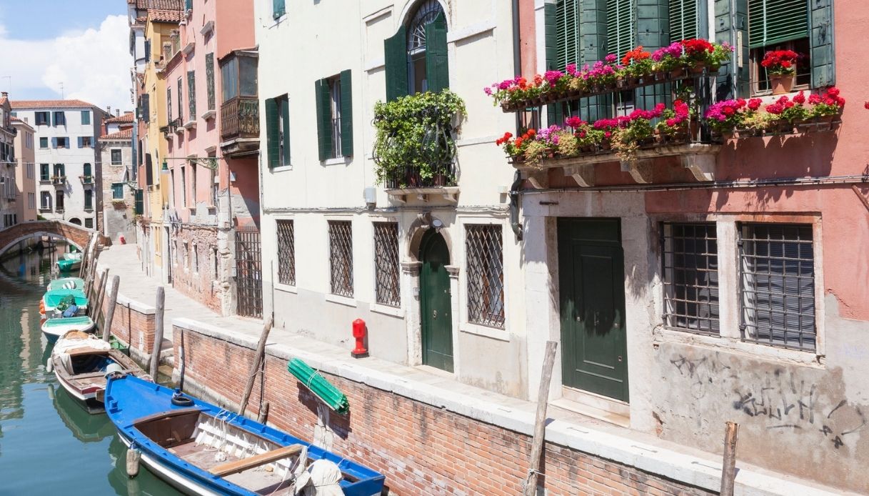 Venezia è piena di misteriosi cartelli 