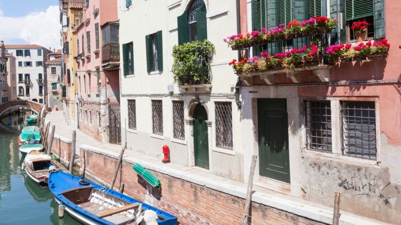 Venezia, spuntano i misteriosi cartelli "49.999