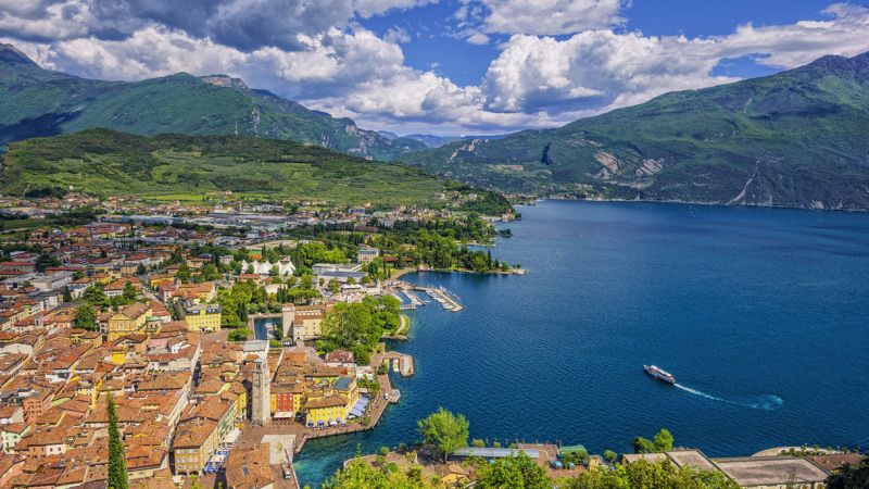 Lake Garda, more than 1,200 bottles of drowned sparkling wine