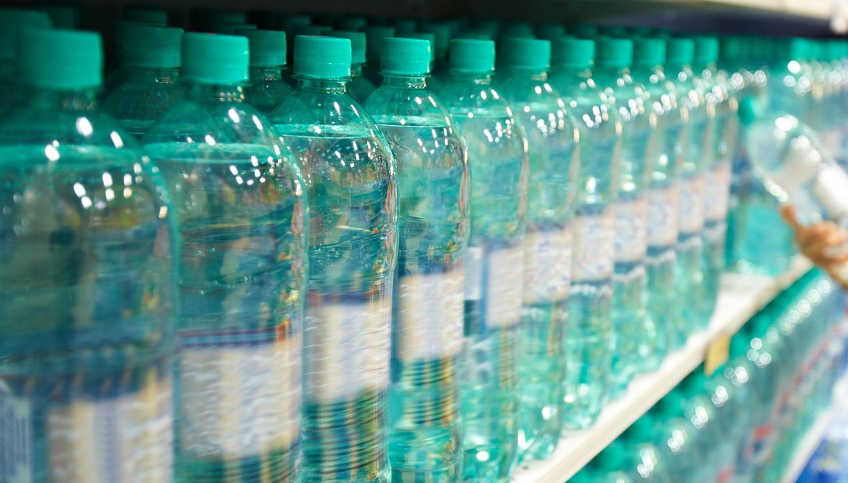 Perché i supermercati rischiano di finire l'acqua frizzante