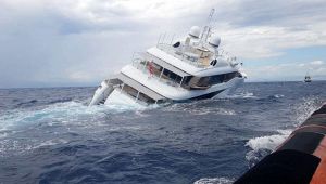 Uno yacht di 40 metri è affondato al largo di Catanzaro
