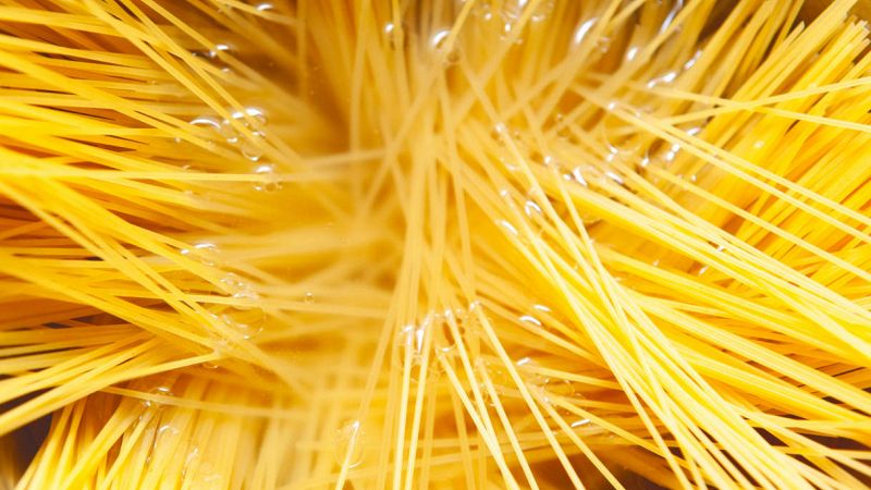 Pasta a fuoco spento: lo chef contro il Nobel