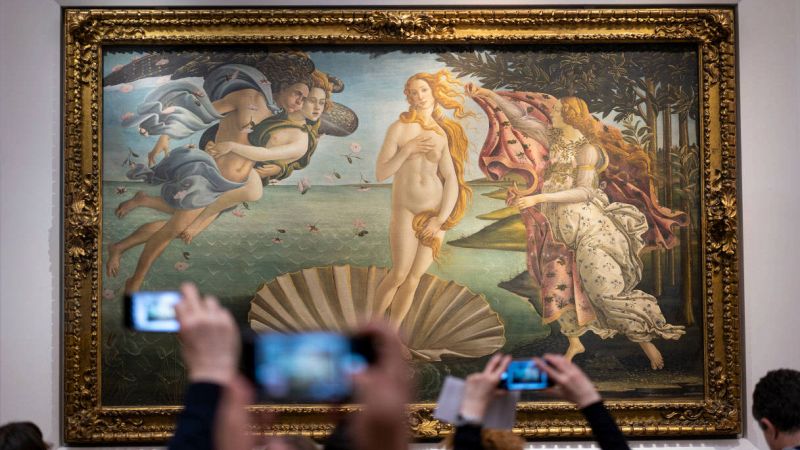 Uffizi: blitz delle sexy influencer davanti alla Venere