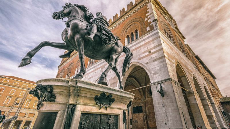 I marmi dei Cavalli del Mochi cambiano colore: è mistero