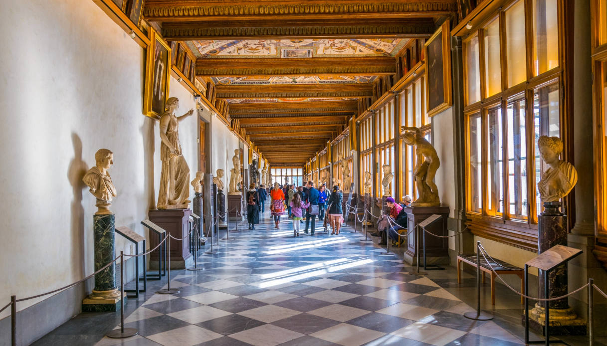 Uffizi: vietato camminare a piedi nudi, ma coi calzini si può