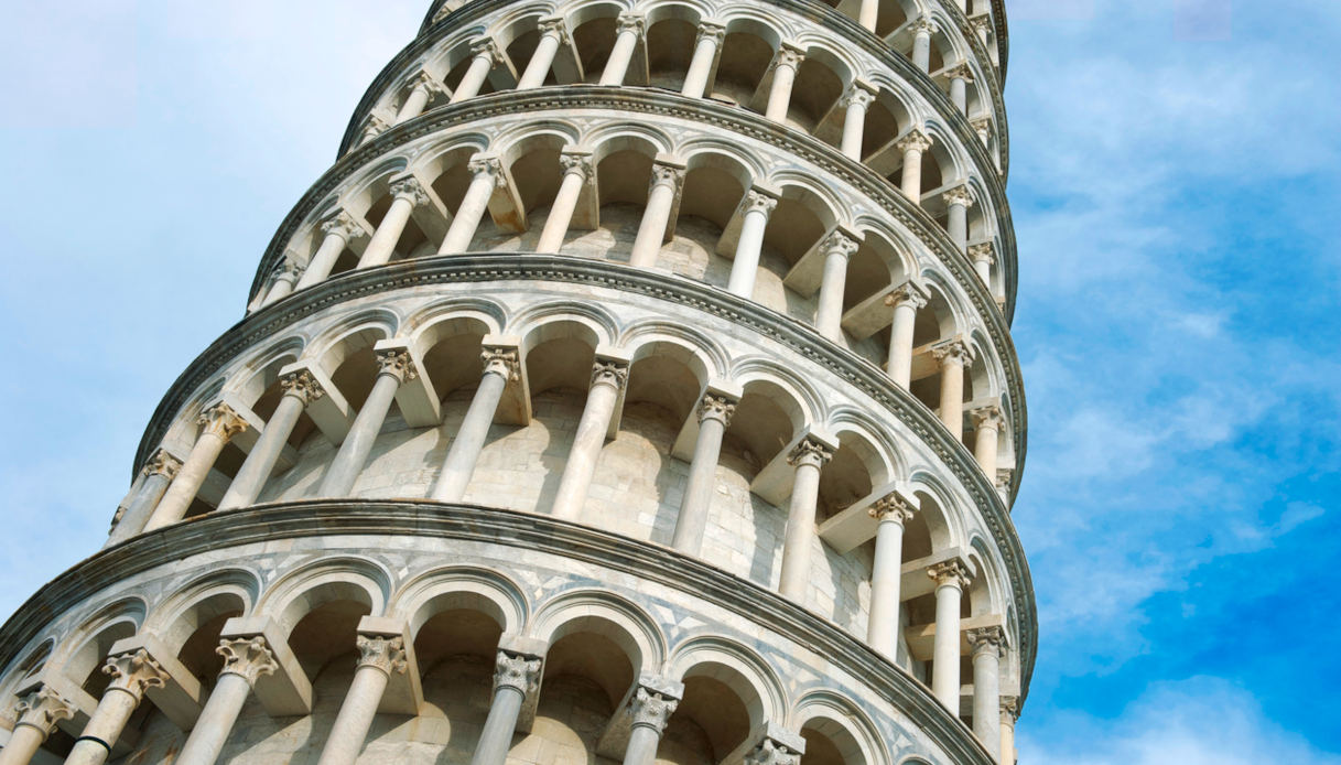 La Torre di Pisa si sta raddrizzando sempre di più: la situazione