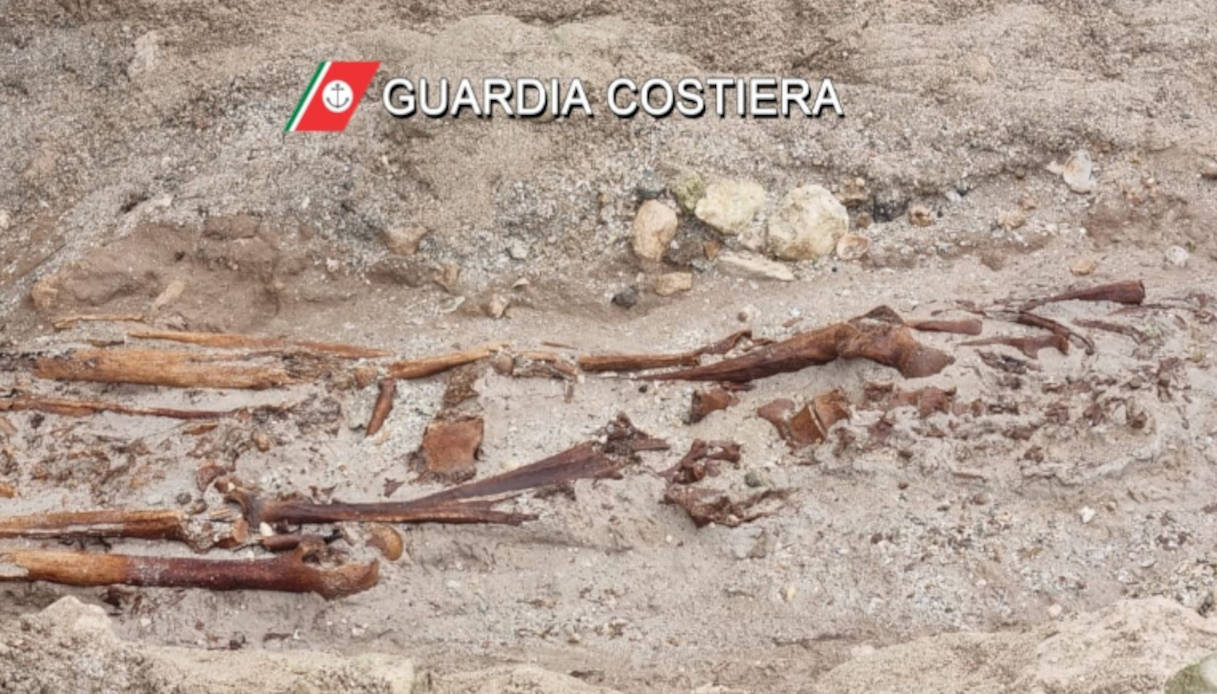Salento: due scheletri di epoca romana sulla spiaggia di Porto Cesareo