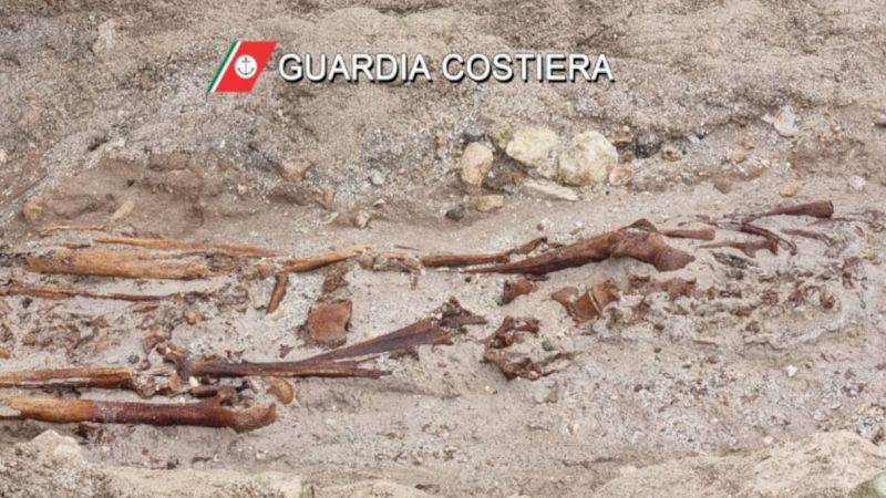 Porto Cesareo: la mareggiata rivela due scheletri di epoca romana