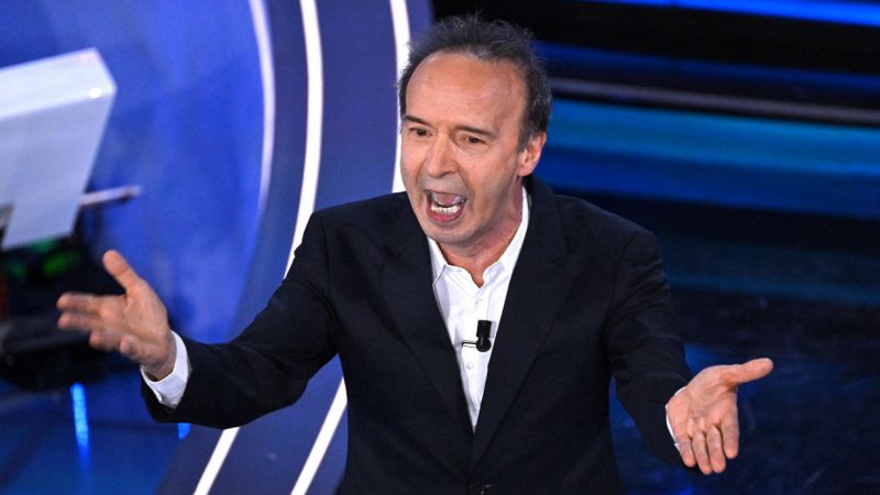 Sanremo: Benigni fa scoppiare un caso
