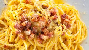 Carbonara col sugo: la polemica