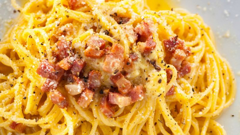 Carbonara col sugo: la polemica