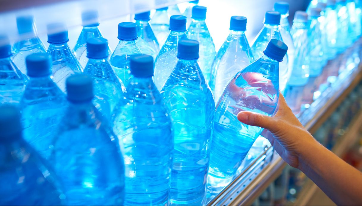Quanto costa l'acqua in bottiglia in Italia e nel mondo: i prezzi