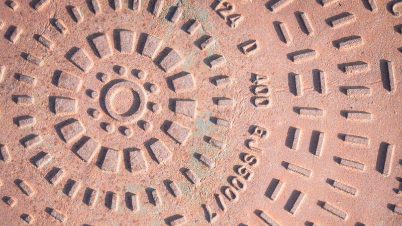 Scoperto sotto un tombino un antico pozzo profondissimo