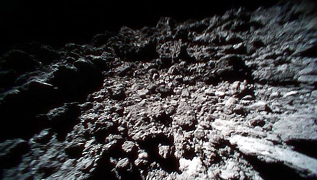 Le immagini riprese dalla sonda Hayabusa 2 sull'asteroide Ryugu