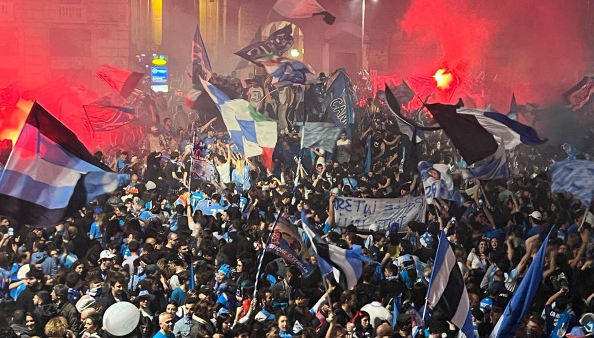 Scudetto al Napoli e in città scatta la grande festa: le immagini