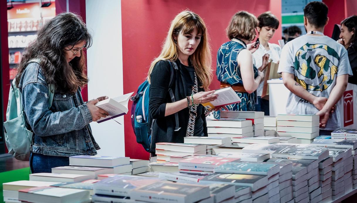 Donne che sfogliano libri al Salone del Libro di Torino 2023