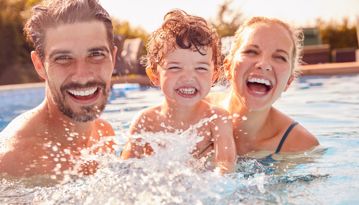 Famiglia felice in piscina