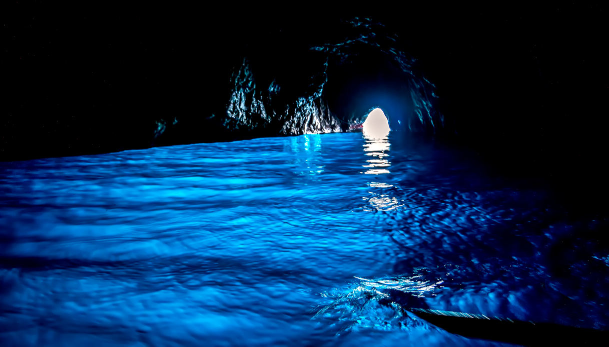 Capri, bagno vietato alla Grotta Azzurra: il post dell'influencer