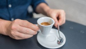 A Savona caffè scontato se porti tazza, cucchiaio e zucchero