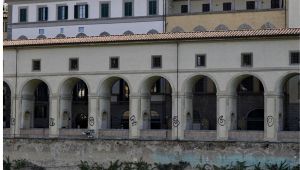 Imbrattato il Corridoio Vasariano