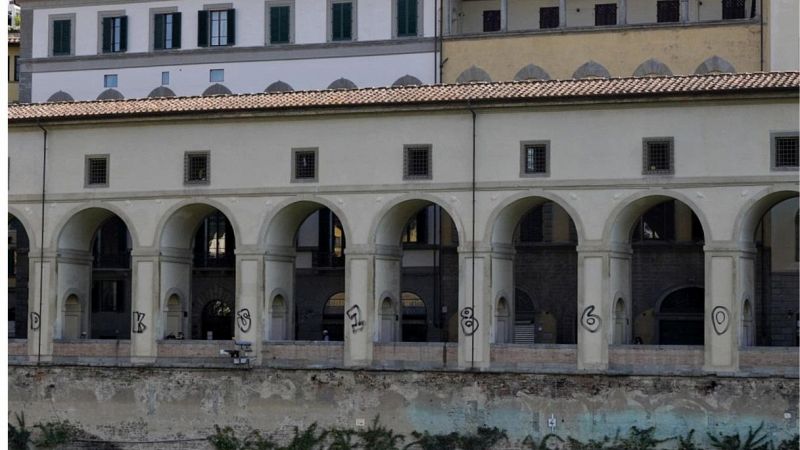 Imbrattato il Corridoio Vasariano