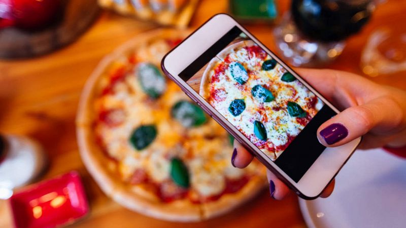 L'influencer mangia la pizza ma poi cancella le Stories: il caso