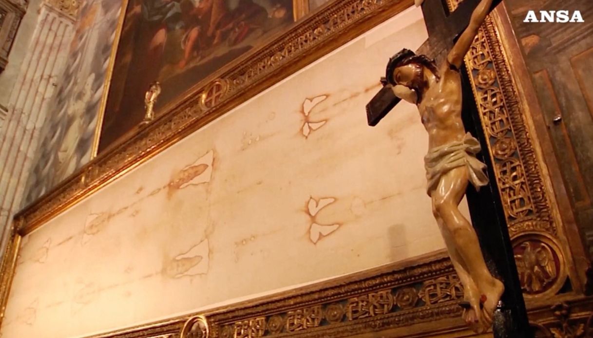 L'IA rielabora la Sindone di Torino e svela il volto di Gesù