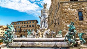 Turista danneggia la Fontana del Nettuno a Firenze