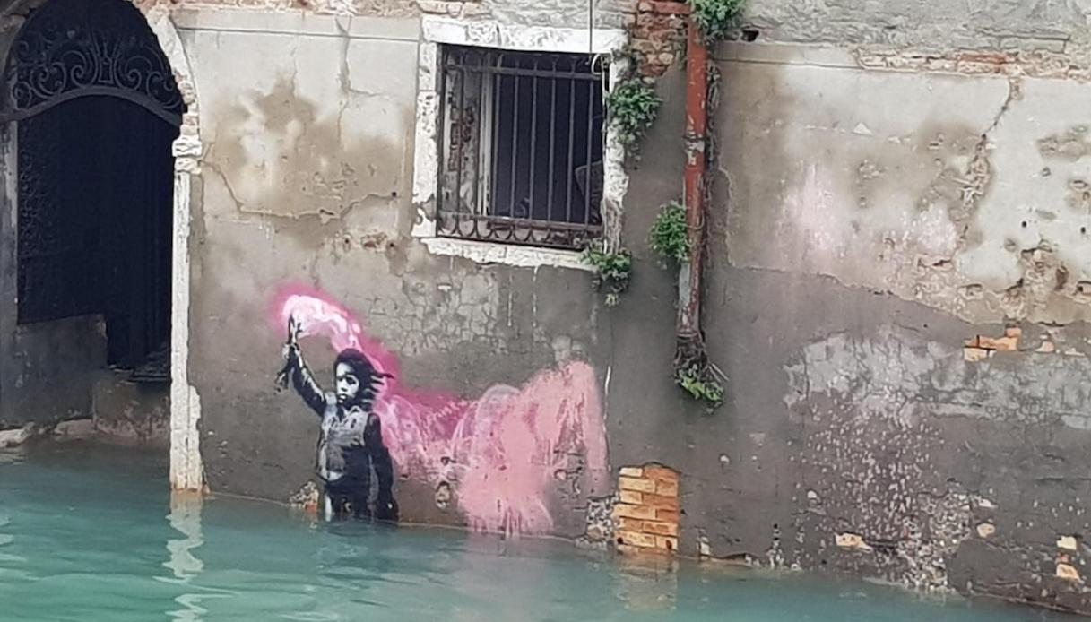 Sgarbi ha svelato il destino del murale di Banksy a Venezia